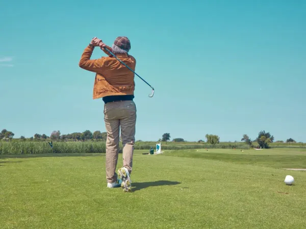 Golf on the golf course near Roan campsite Tenuta Primero.