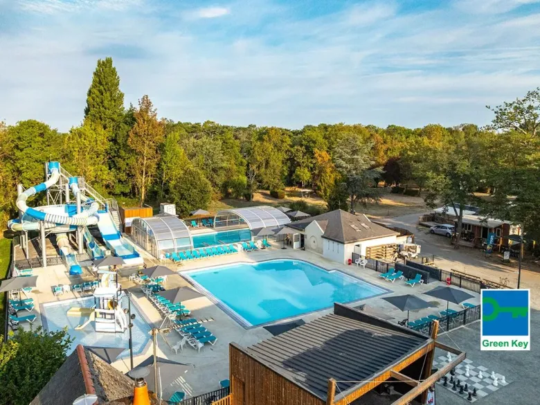 Campsite Domaine de la Brèche water park overview.