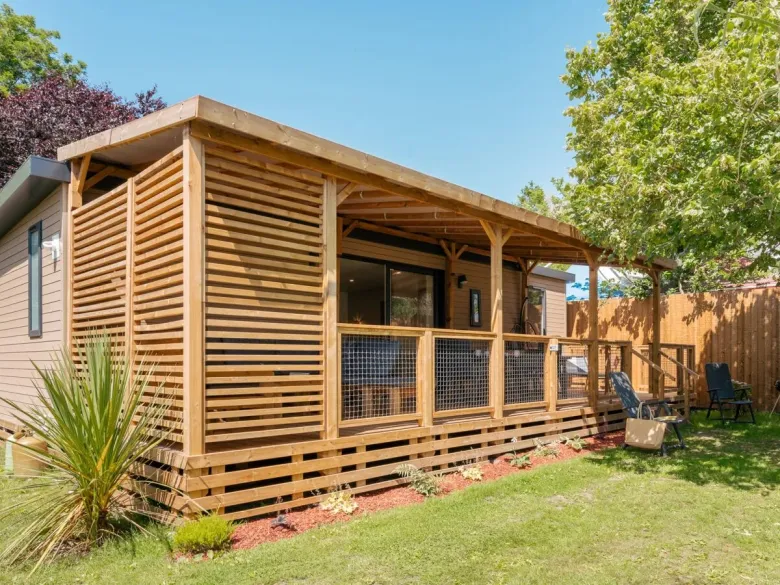 The Supreme Plus Lounge mobile home at Roan camping La Vallée.