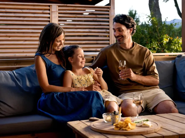 A relaxed family drink at Roan campsite Le Lac Vieilles Forges.