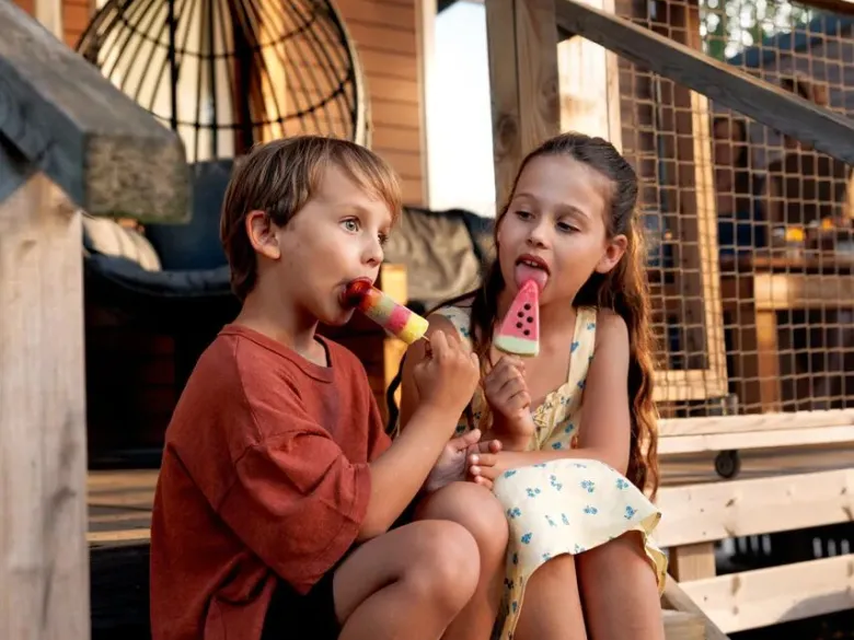 Children have lots of fun at the mobile home at Roan camping Les Lacs du Veron.