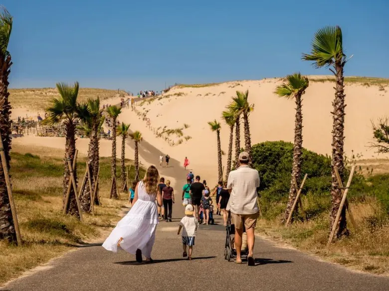 The path to the beach at Roan Camping Le Vieux Port.