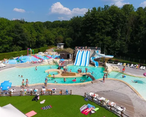 Overview pool of Roan camping de Bonnal.