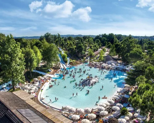 Overview lagoon pool with slides and water slides at Roan camping hu Altomincio village.