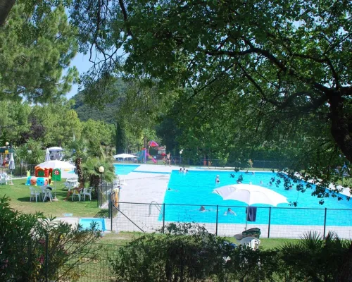 Overview of the swimming pool at Roan camping La Rocca Manerba.