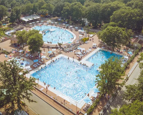 Overview of the swimming pool at Roan camping Bijela Uvala.