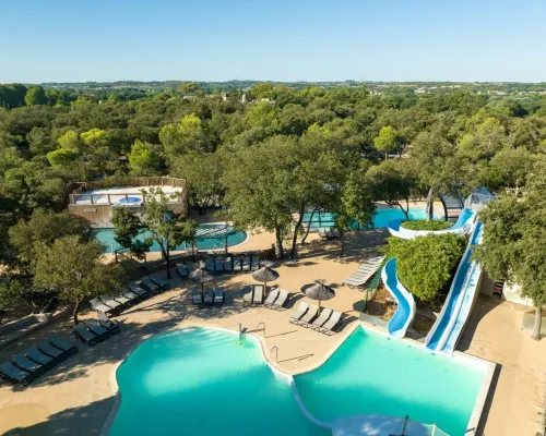 An overview photo of the pool at Roan camping Domaine de Massereau.