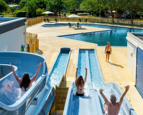 People on the waterslide at Roan camping Les Chardons Bleus.