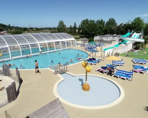 Overview swimming pool with paddling pool at Roan campsite Le Domaine de Beaulieu.