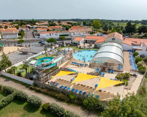 Overview swimming pool with paddling pool at Roan campsite Le Domaine de Beaulieu.