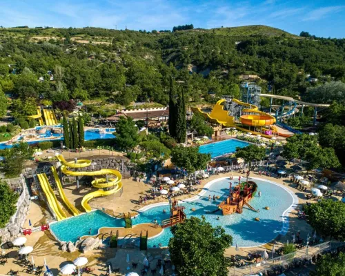 Overview of Roan camping Le Pommier's swimming area.
