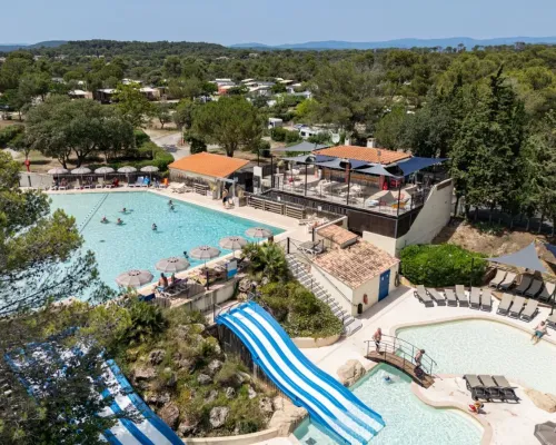 The swimming pool with slides at Roan camping Domaine de la Noguière.