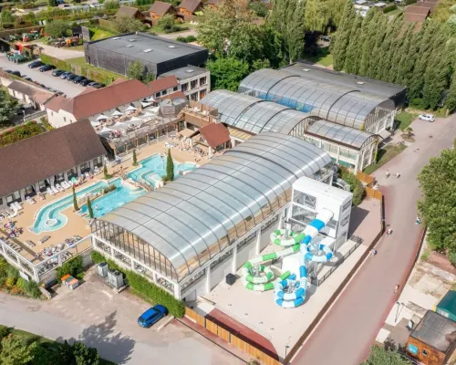Overview of the indoor and outdoor pool at Roan campsite La Croix du Vieux Pont.