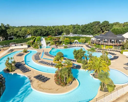 The beautiful swimming pool at Roan campsite La Grande Métairie.