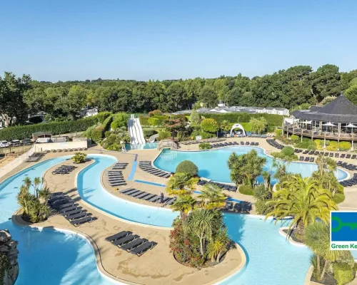 The beautiful swimming pool at Roan campsite La Grande Métairie.