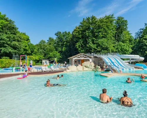 Overview pool of Roan camping de Bonnal.