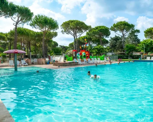 Swimming pool with sunbeds at Roan camping Del Forte.