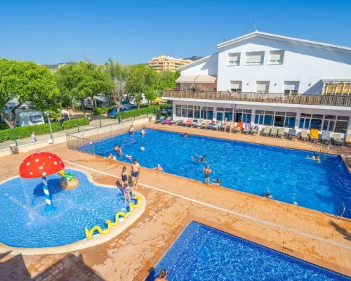 Overview of the swimming pool at Roan camping Caballo de Mar.