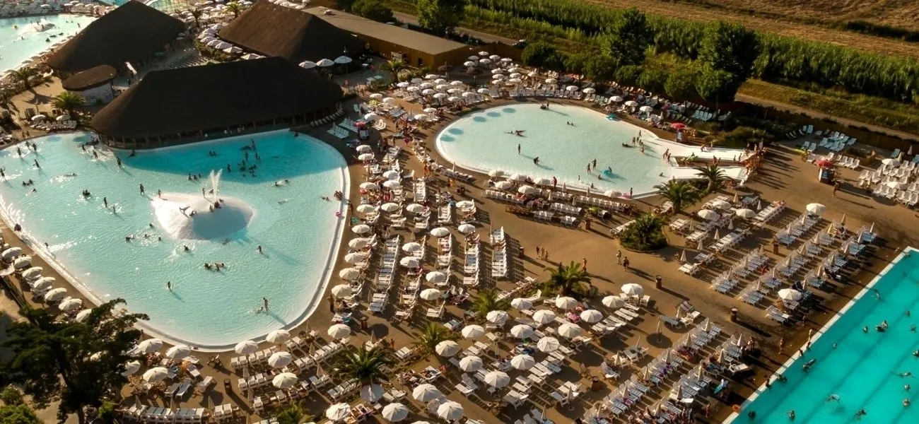 An overview photo of the pool at Roan camping Park Albatros.