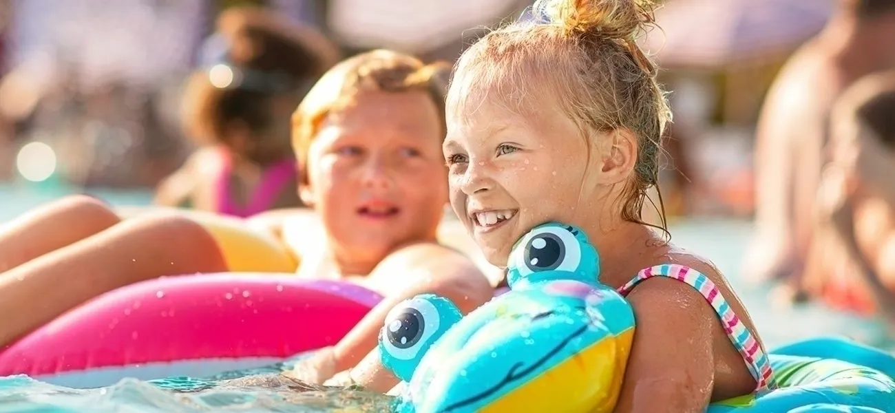 Children enjoying in pool of a Roan campsite.