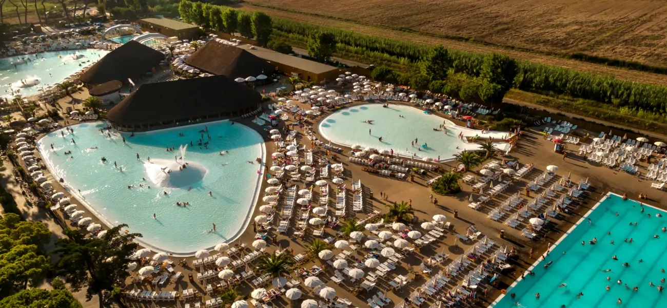 An overview photo of the pool at Roan camping Park Albatros.