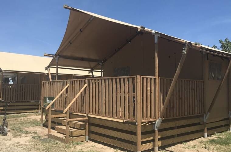 Luxury lodge tent